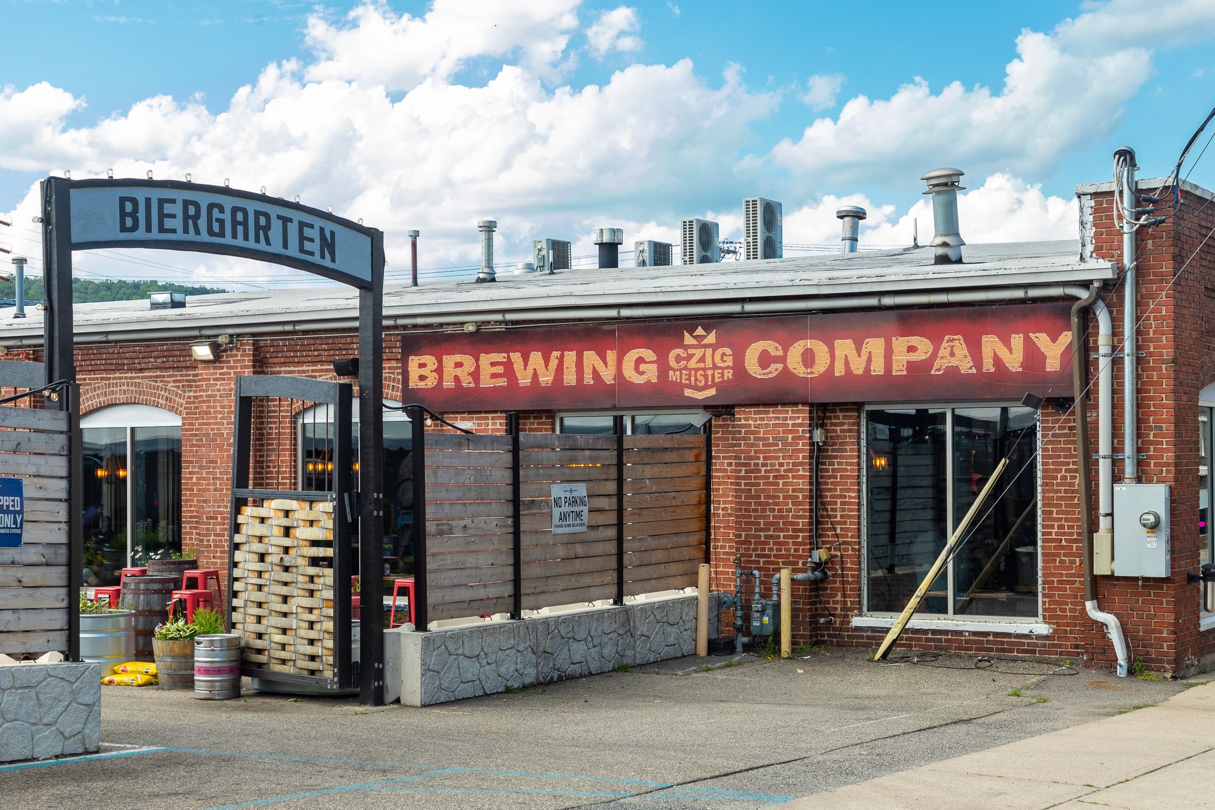 A brick building with a sign that says Biergarten Brewing Company.