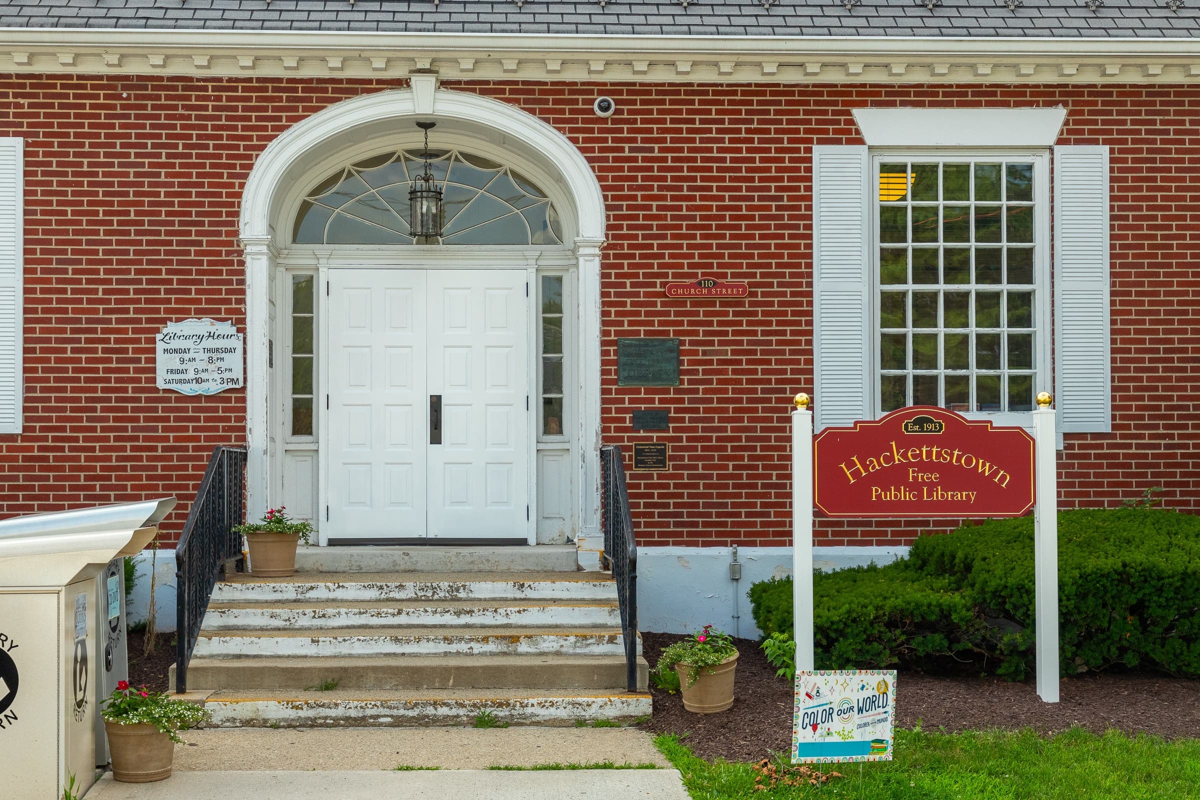 A brick building with a sign that says Hackettstown Public Library.